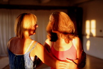 Zwei Frauen tanzen Biodanza